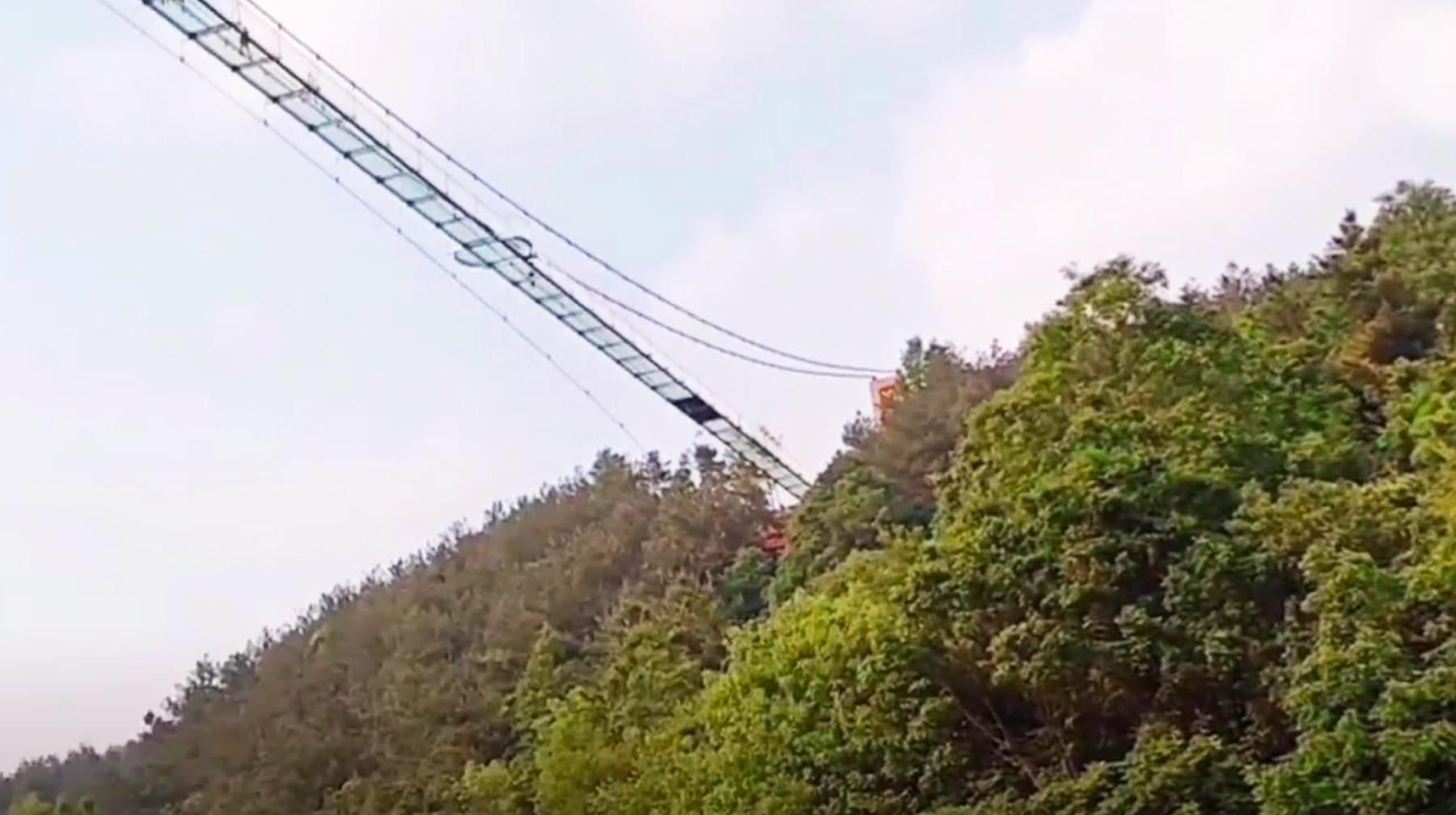 夏季到武汉黄陂大山里漂流,从高空玻璃栈道出发,穿越峡谷向前冲