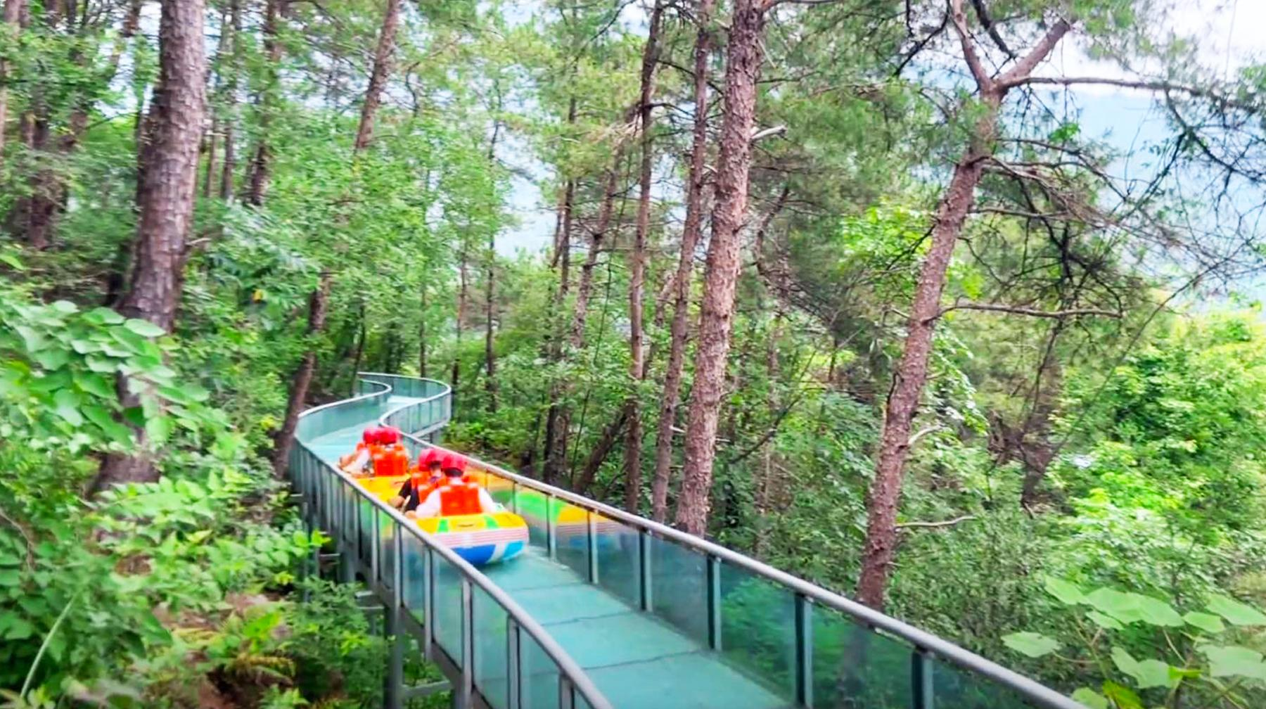 夏季到武汉黄陂大山里漂流,从高空玻璃栈道出发,穿越峡谷向前冲