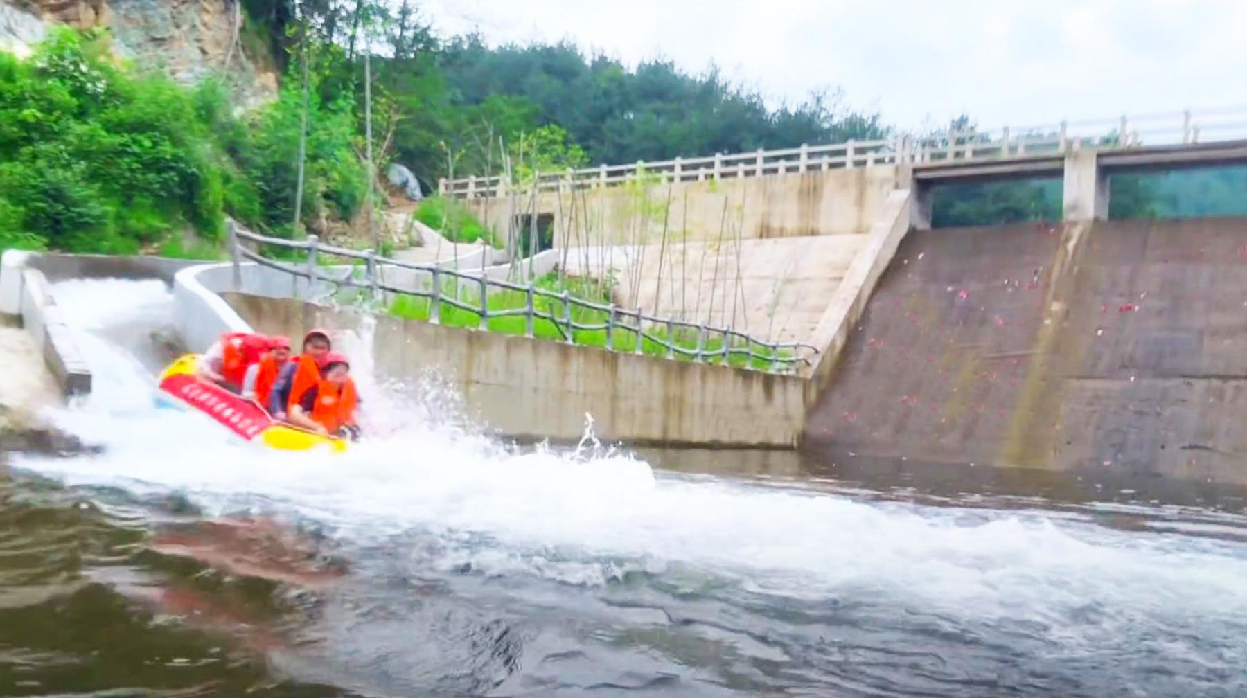 夏季到武汉黄陂大山里漂流,从高空玻璃栈道出发,穿越峡谷向前冲