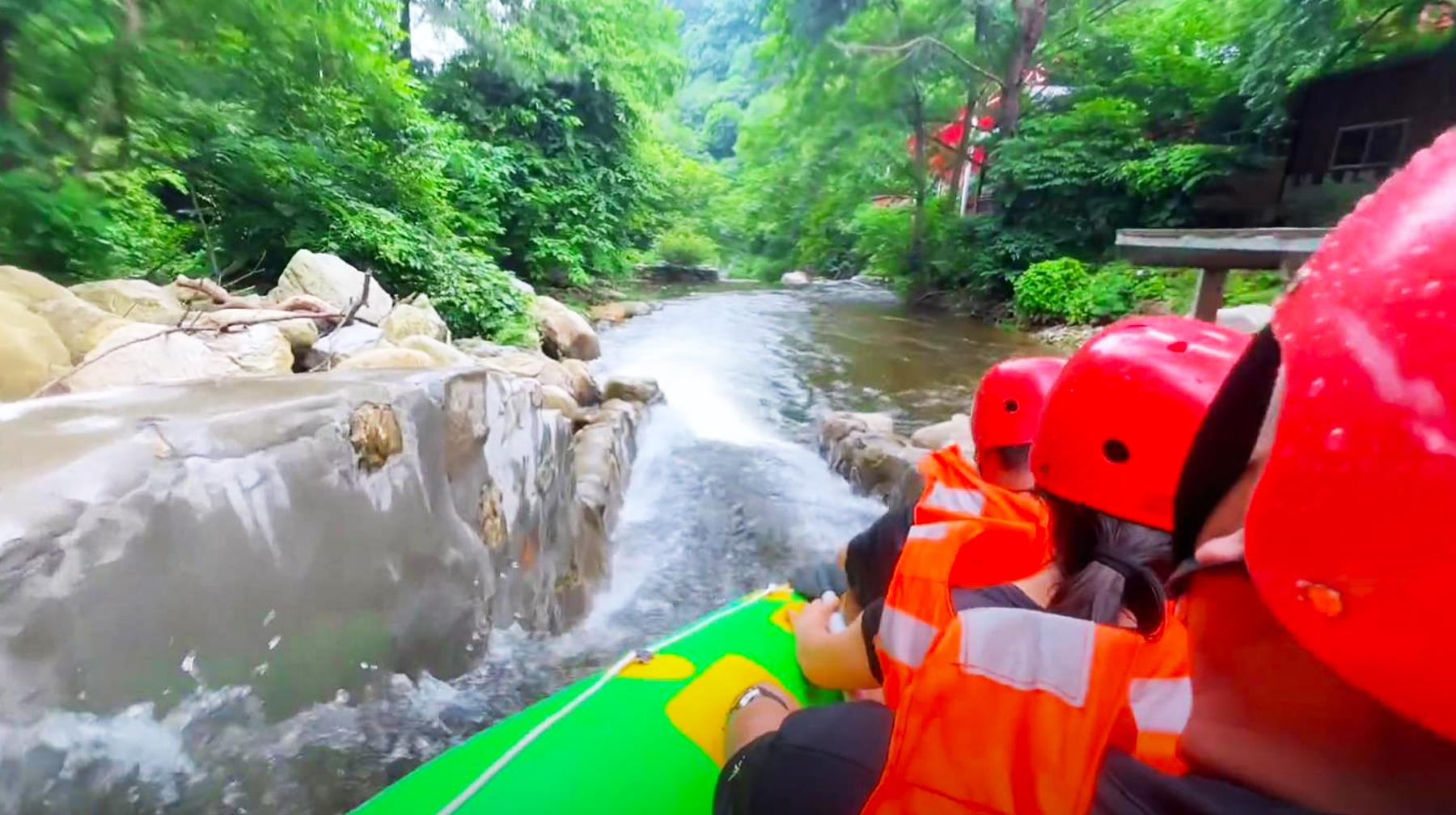 夏季到武汉黄陂大山里漂流,从高空玻璃栈道出发,穿越峡谷向前冲