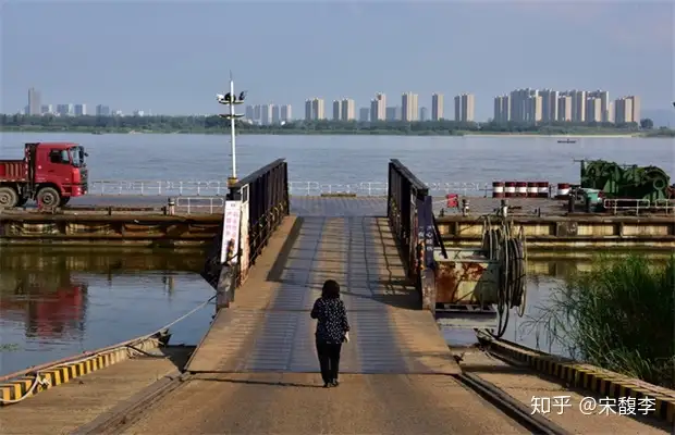 “化工围江”致长江生态环境风险加剧,沿江各地严控重化工