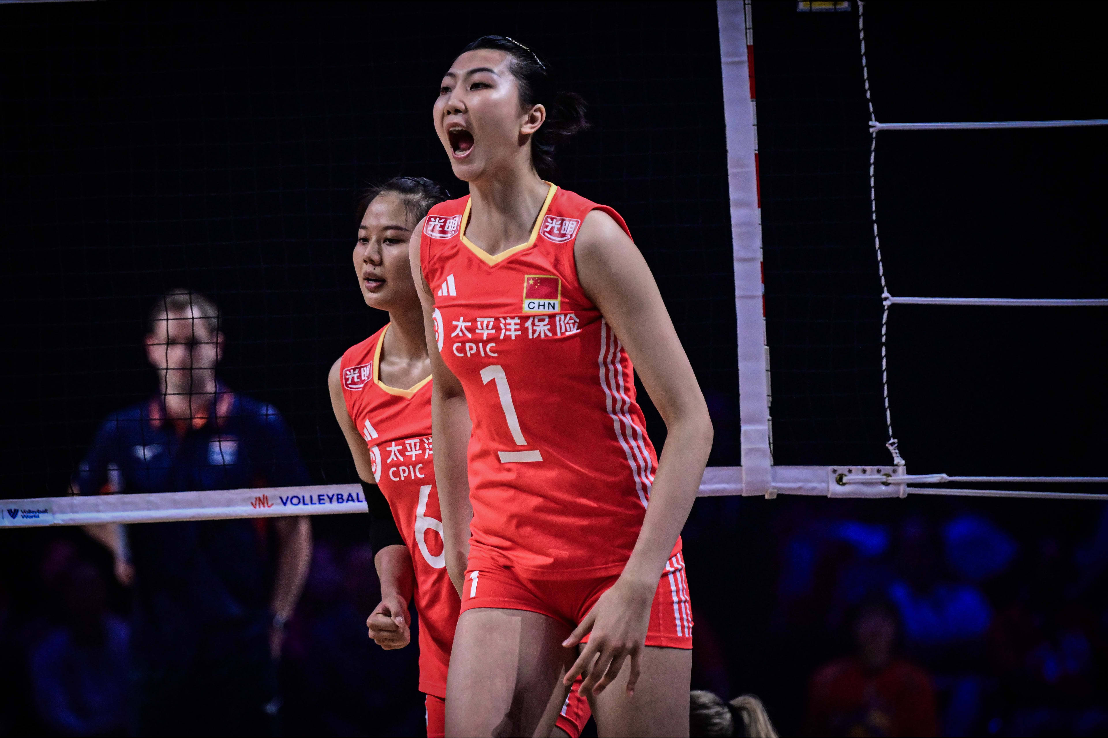 恭喜!中国女排27岁2米巨头蜕变,攻拦一体太强:迈向世界级