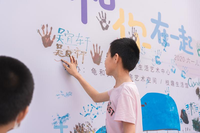 “和你在一起”六一儿童画展在北仓门开展