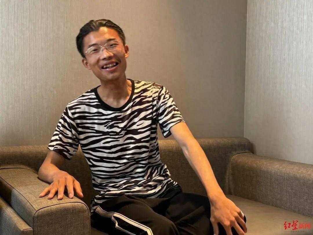 郭有才爆红后回应质疑:称未签约公司,“本职工作”是开烧烤店