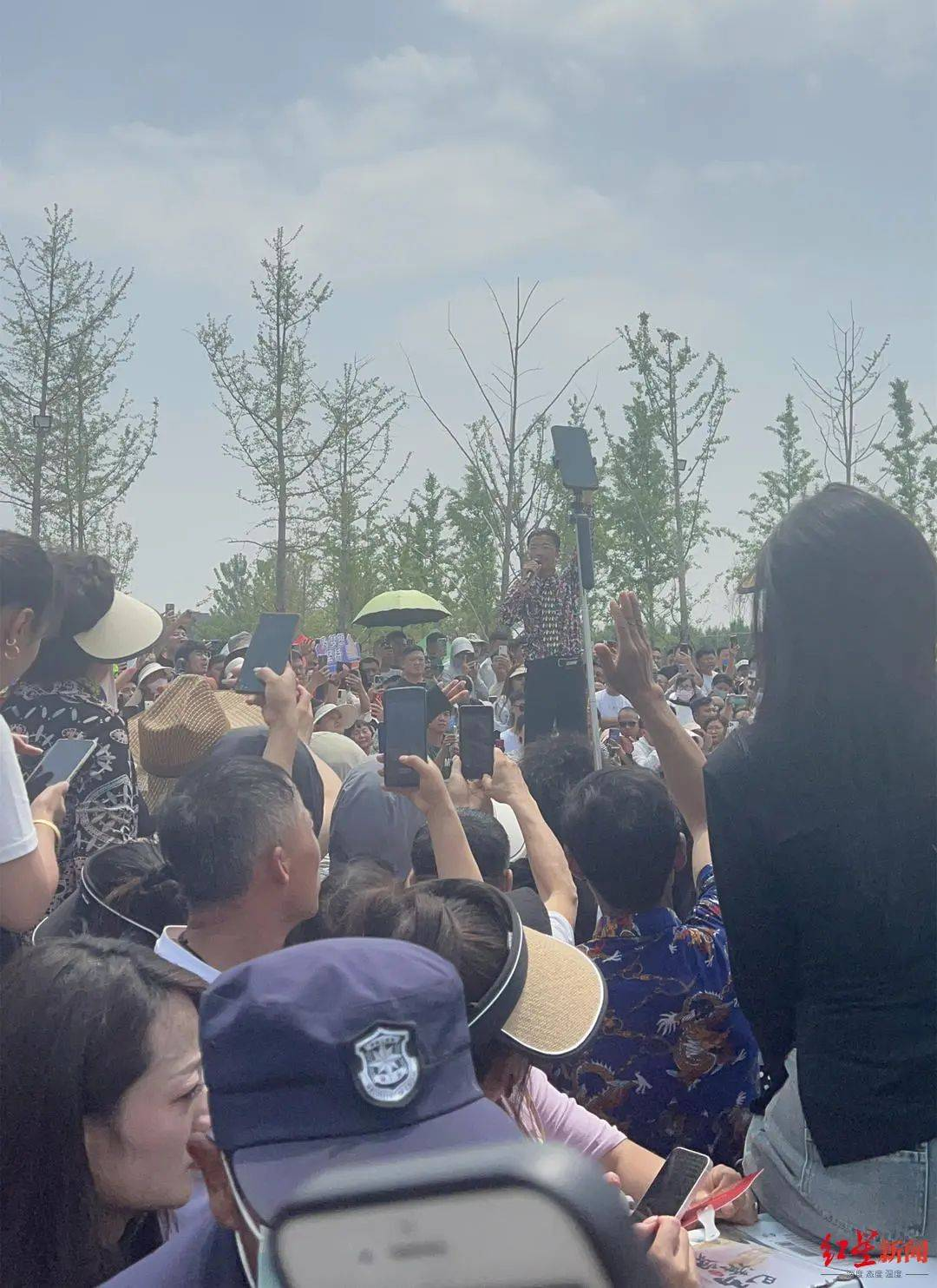 郭有才爆红后回应质疑:称未签约公司,“本职工作”开烧烤店拒绝透露打赏金额