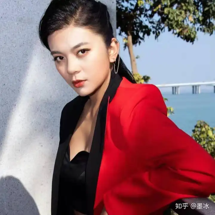 蹭肖战热度后续,品牌方称衣服是假的,央视点名批评谈莉娜!