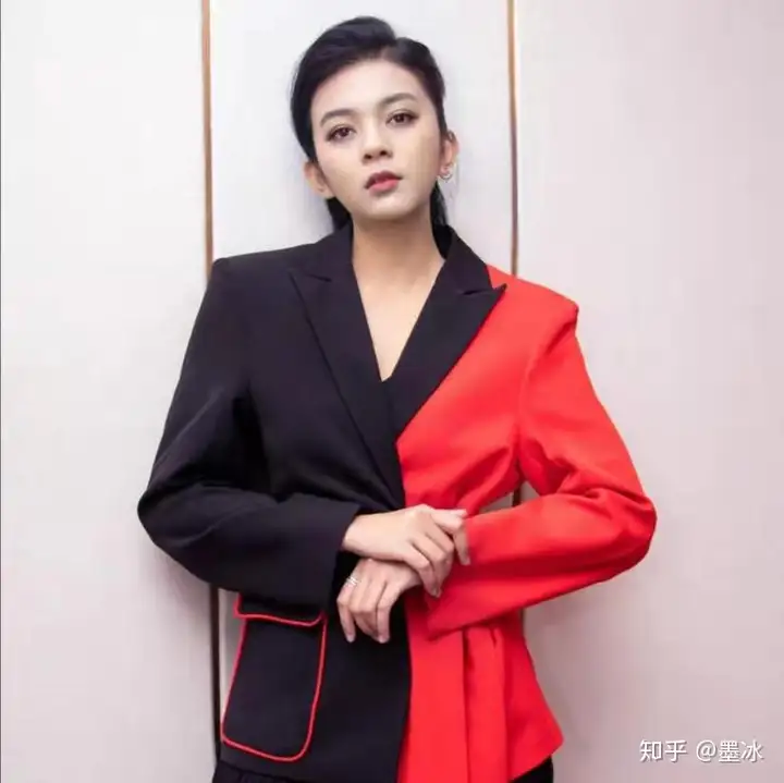 蹭肖战热度后续,品牌方称衣服是假的,央视点名批评谈莉娜!