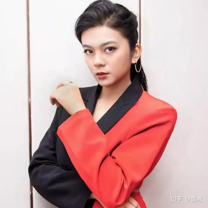 蹭肖战热度后续,品牌方称衣服是假的,央视点名批评谈莉娜!