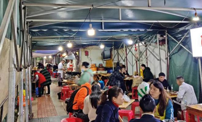 成都有名十大苍蝇馆子之一,环境简陋四处漏风,10多年天天爆满