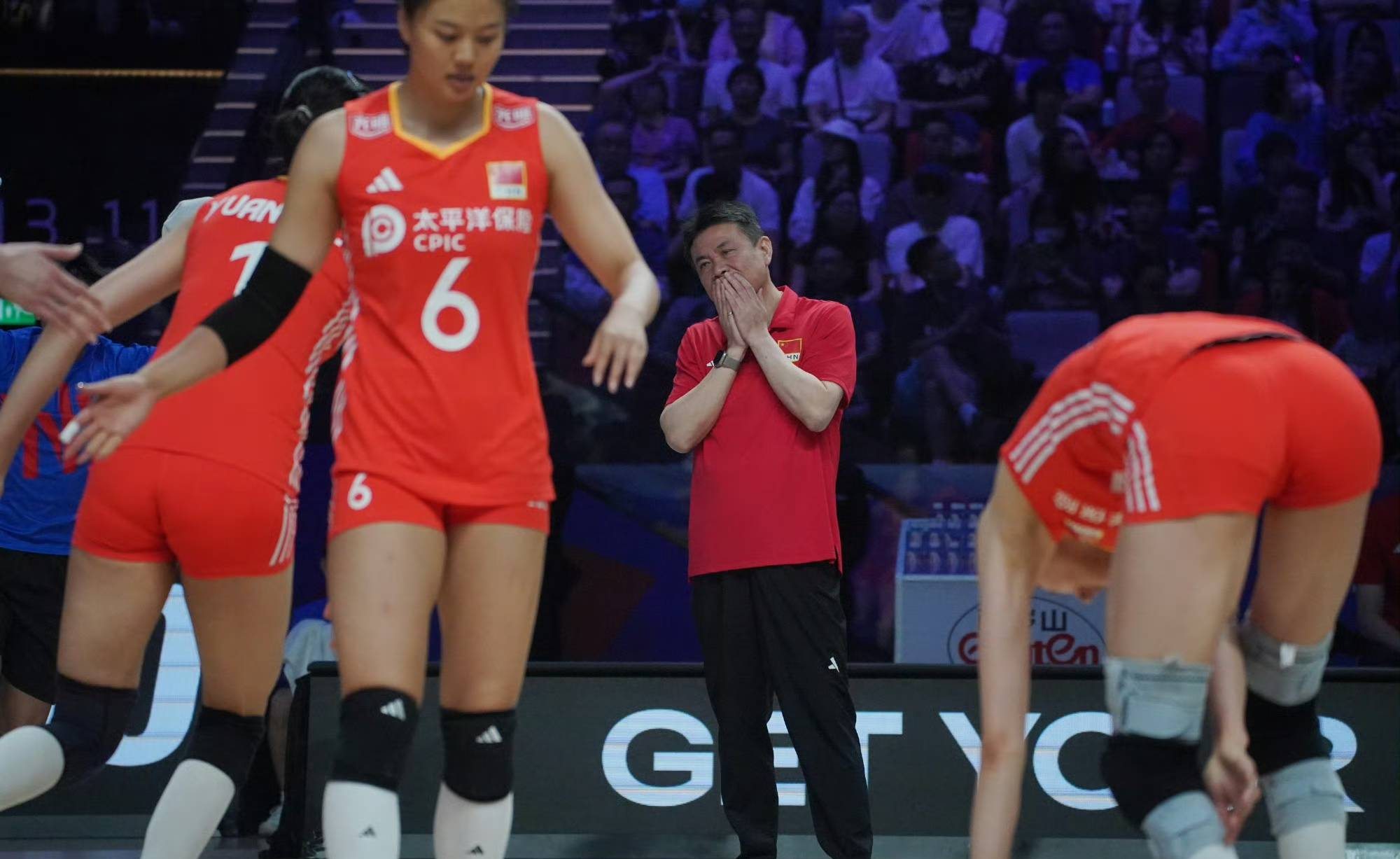 李盈莹朱婷口径一致,让记者去问蔡斌,中国女排两大主攻或有不满