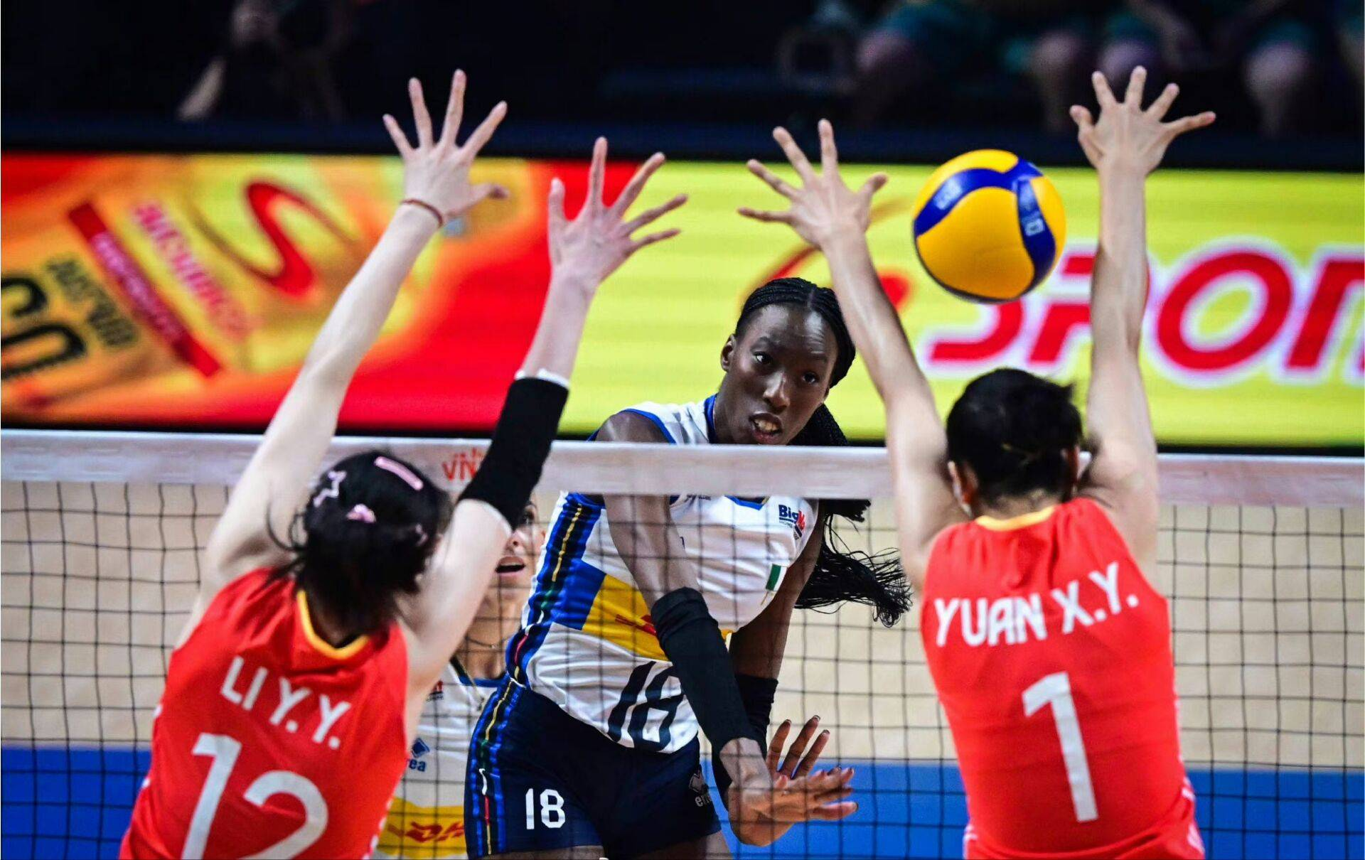 李盈莹朱婷口径一致,让记者去问蔡斌,中国女排两大主攻或有不满