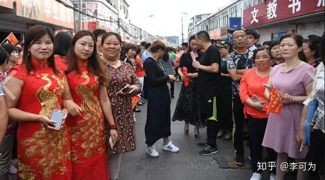 毛坦厂万人高考送考,场面壮观!首辆考生大巴车牌号91666!