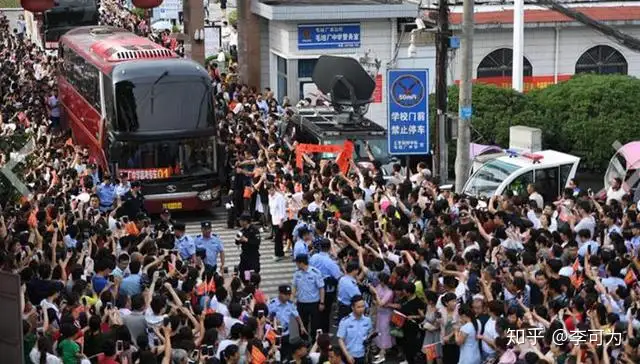 毛坦厂万人高考送考,场面壮观!首辆考生大巴车牌号91666!