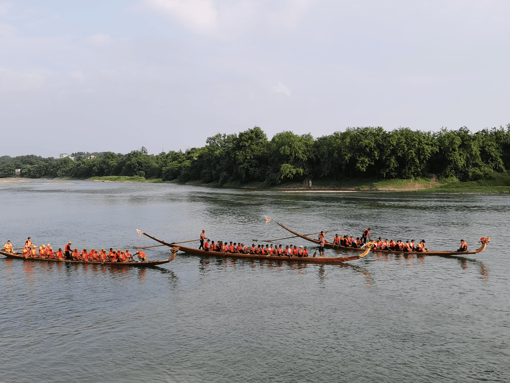 道县:龙舟队下水训练 备战端午龙舟赛