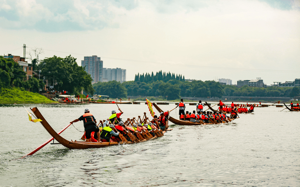 道县:龙舟队下水训练 备战端午龙舟赛