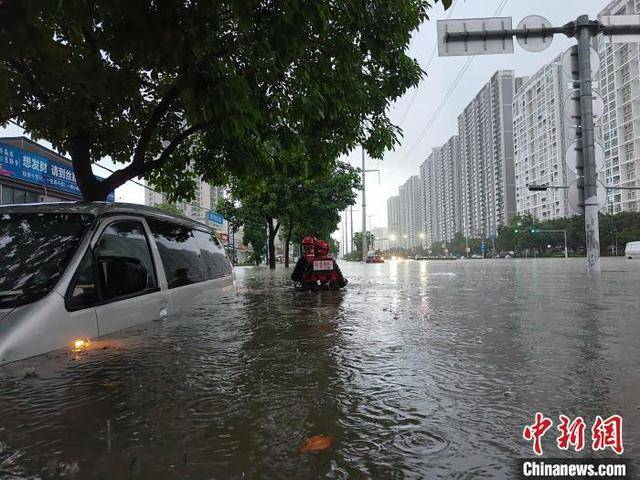 广西遭遇强降雨多地内涝,降雨量破纪录