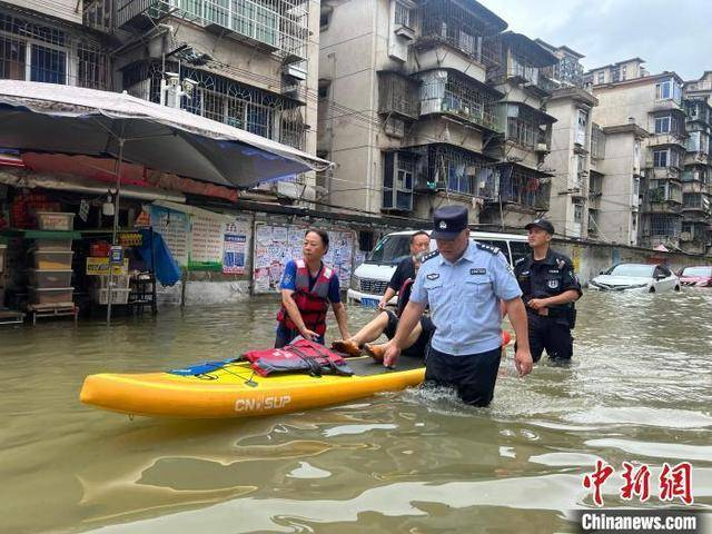 广西遭遇强降雨多地内涝,降雨量破纪录