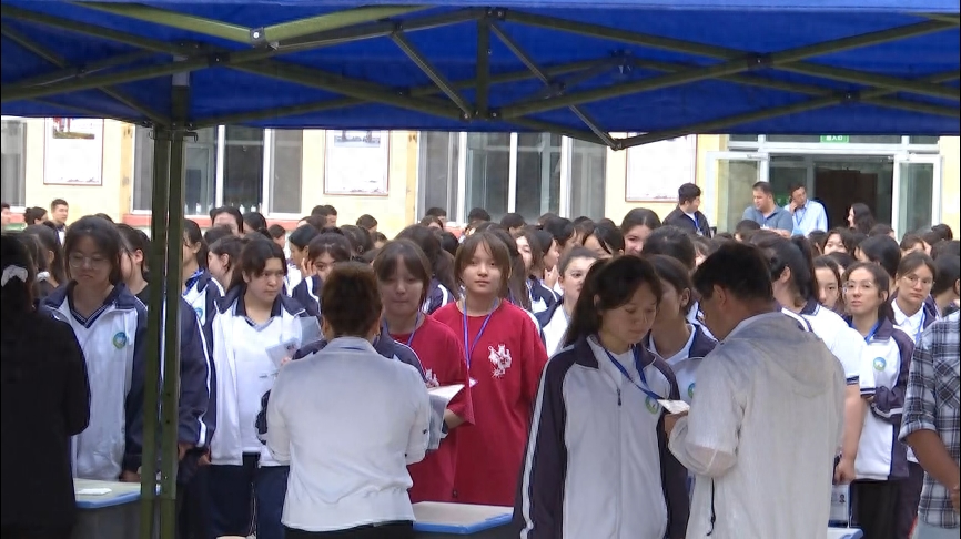 【关注高考】麦盖提县1576名学子斗志昂扬提笔奔赴考场-麦盖提县中学