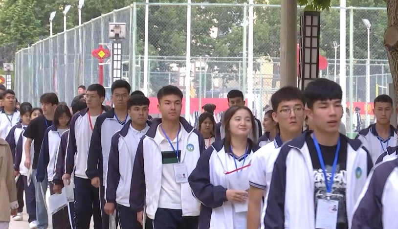 【关注高考】麦盖提县1576名学子斗志昂扬提笔奔赴考场-麦盖提县中学