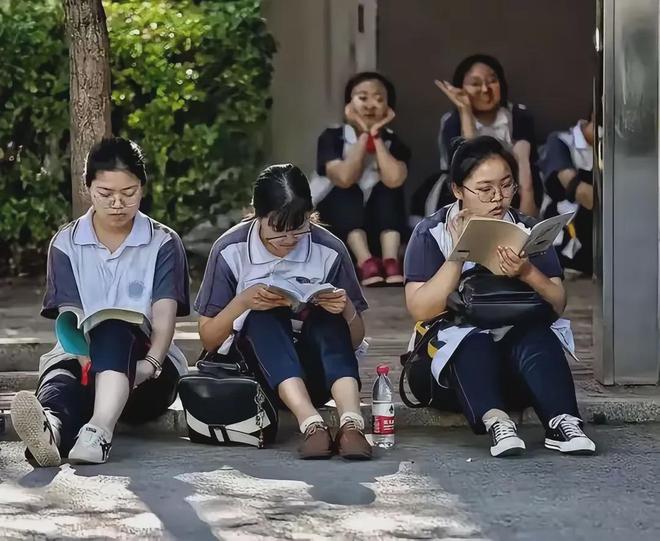 新高考英语太难!各地考生叫苦连天!专家:这样命题导致惨烈内卷-新高考英语难不难2024