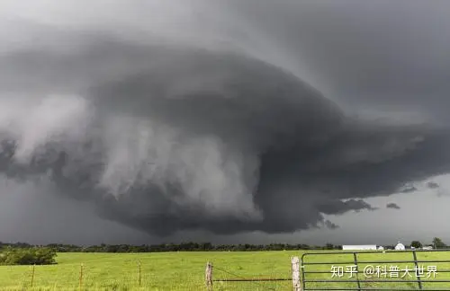 这种风暴号称“陆地飓风”,近日横扫美国中部,60万户被吹断电-美国飓风图片大全