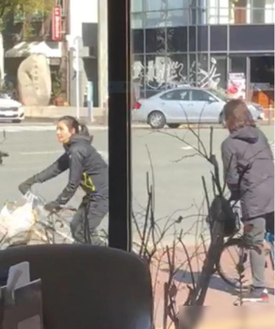 郑伊健蒙嘉慧现日本游玩,骑单车一路说笑好甜蜜,结婚7年如热恋-郑伊健蒙嘉慧合作电视剧