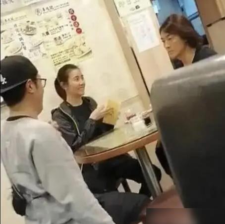 郑伊健蒙嘉慧现日本游玩,骑单车一路说笑好甜蜜,结婚7年如热恋-郑伊健蒙嘉慧合作电视剧