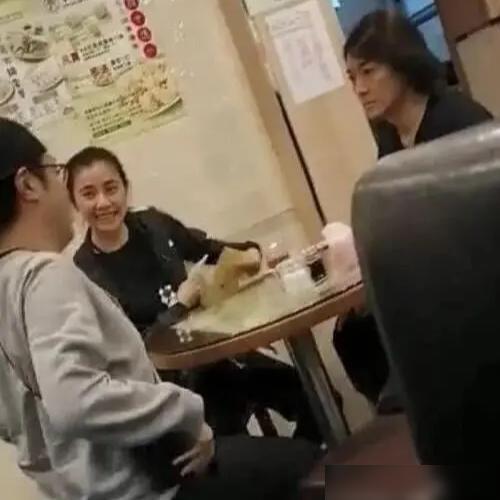 郑伊健蒙嘉慧现日本游玩,骑单车一路说笑好甜蜜,结婚7年如热恋-郑伊健蒙嘉慧合作电视剧