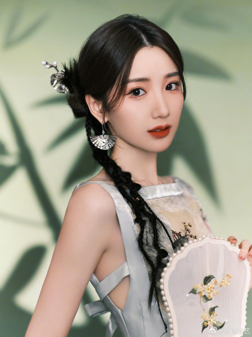 央视端午晚会,毛晓彤团扇一摇陶醉月亮,78岁鲍国安三峡朗诵绝了-2023年央视端午晚会男女对唱视频