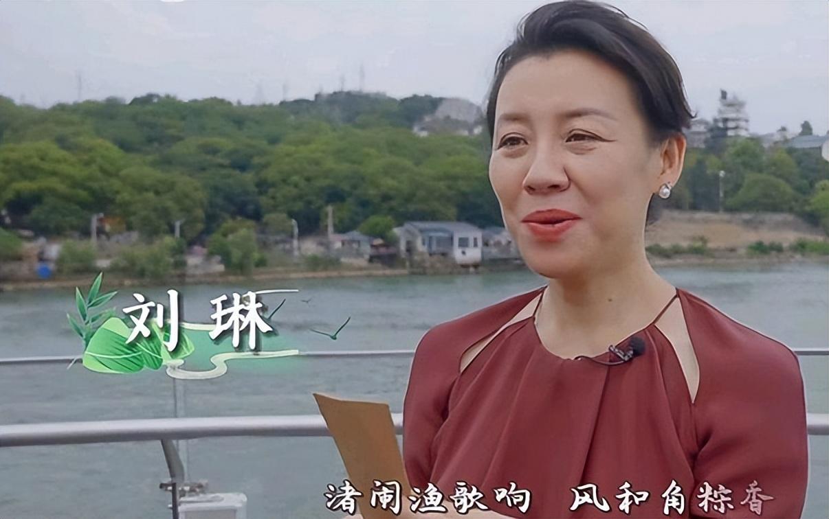 央视端午晚会,毛晓彤团扇一摇陶醉月亮,78岁鲍国安三峡朗诵绝了-2023年央视端午晚会男女对唱视频