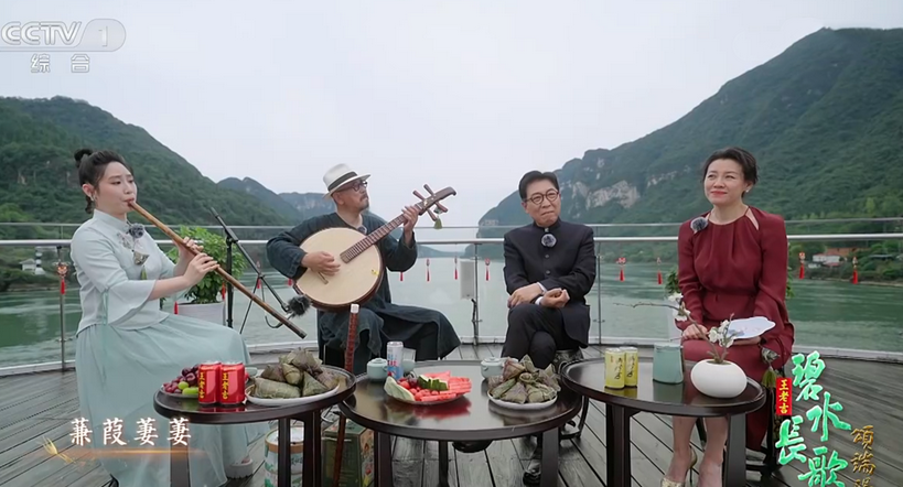 央视端午晚会,毛晓彤团扇一摇陶醉月亮,78岁鲍国安三峡朗诵绝了-2023年央视端午晚会男女对唱视频