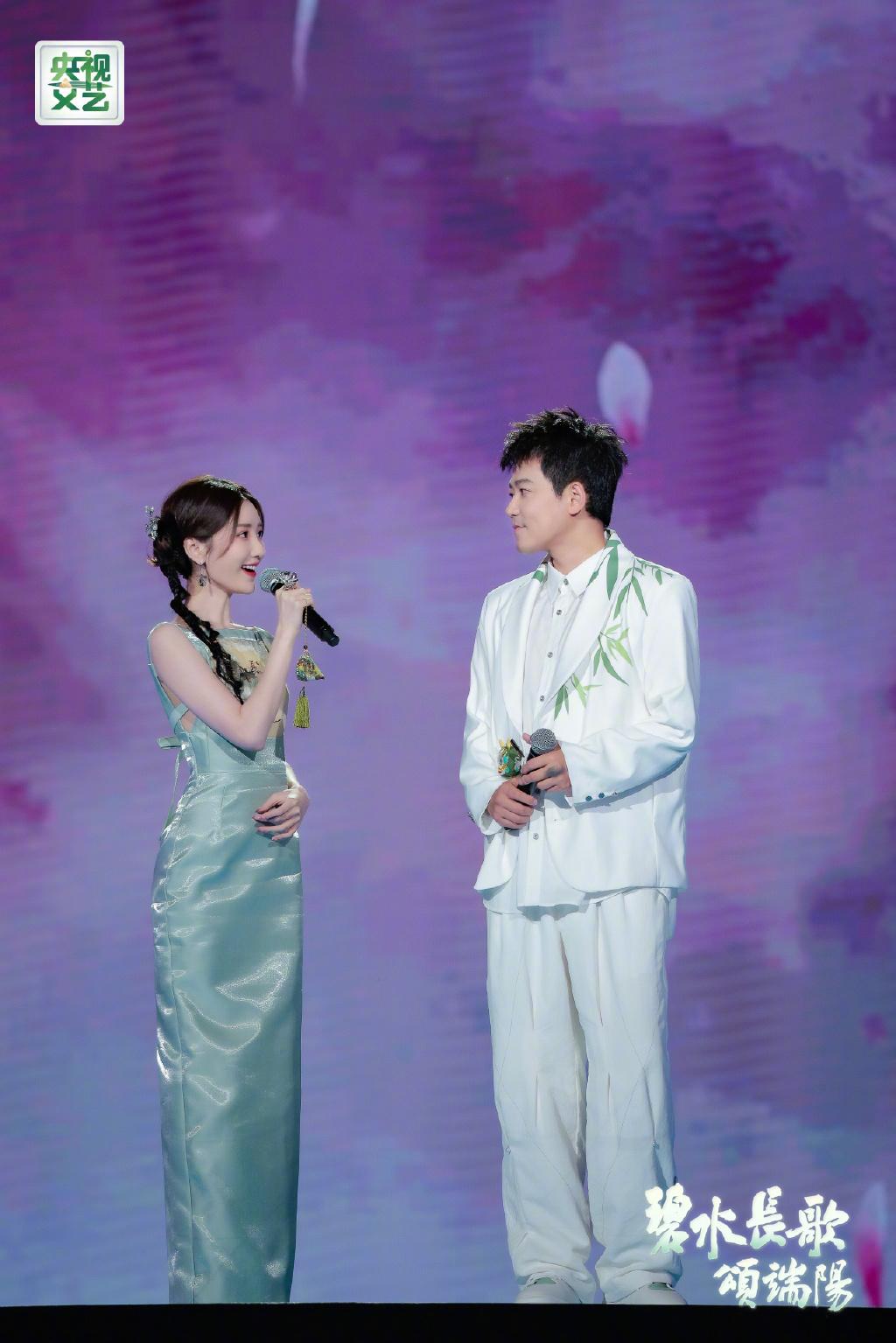 央视端午晚会,毛晓彤团扇一摇陶醉月亮,78岁鲍国安三峡朗诵绝了-2023年央视端午晚会男女对唱视频