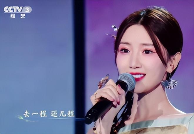 央视端午晚会,毛晓彤团扇一摇陶醉月亮,78岁鲍国安三峡朗诵绝了-2023年央视端午晚会男女对唱视频