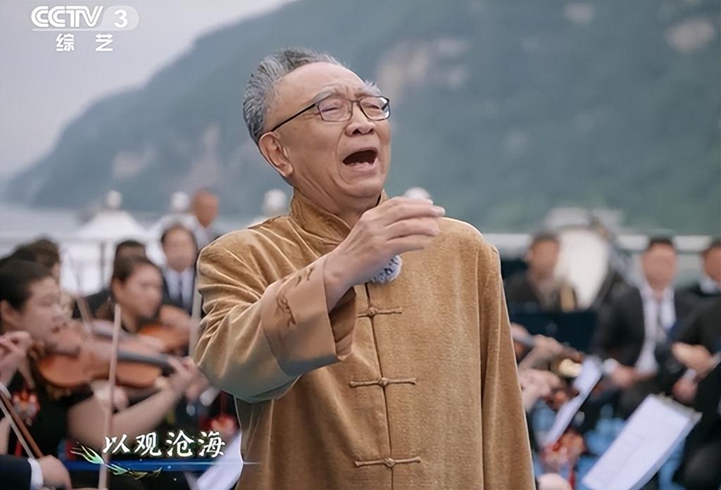 央视端午晚会,毛晓彤团扇一摇陶醉月亮,78岁鲍国安三峡朗诵绝了-2023年央视端午晚会男女对唱视频