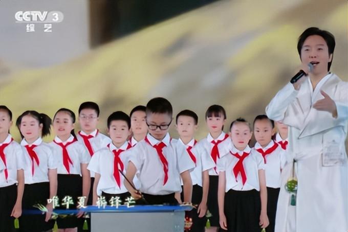 央视端午晚会,毛晓彤团扇一摇陶醉月亮,78岁鲍国安三峡朗诵绝了-2023年央视端午晚会男女对唱视频