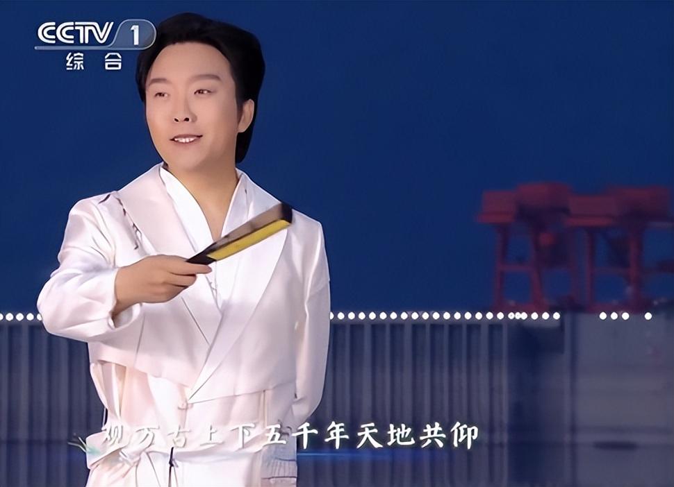 央视端午晚会,毛晓彤团扇一摇陶醉月亮,78岁鲍国安三峡朗诵绝了-2023年央视端午晚会男女对唱视频