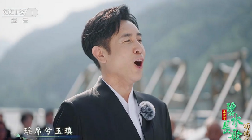 央视端午晚会,毛晓彤团扇一摇陶醉月亮,78岁鲍国安三峡朗诵绝了-2023年央视端午晚会男女对唱视频