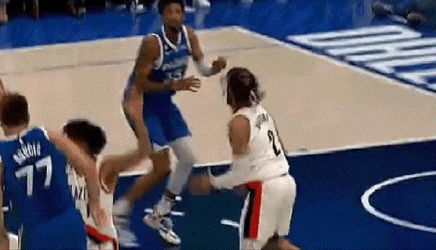 22-23 赛季 NBA 独行侠力克开拓者,东契奇得到 42+13+10 大号三双,如何评价这场比赛?-独行侠执行东契奇合同