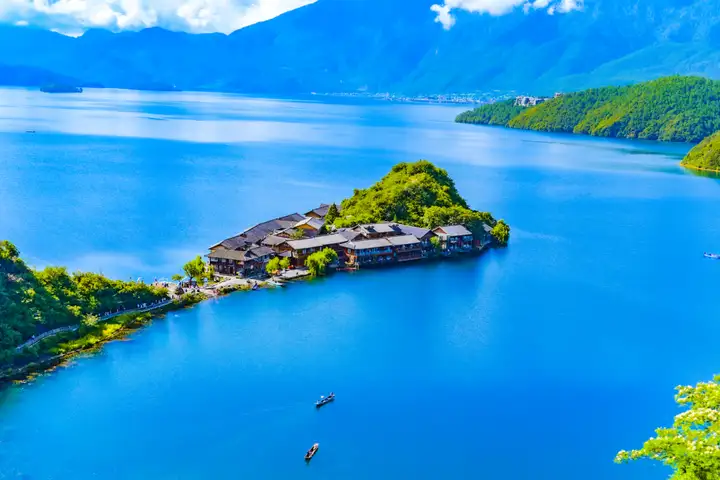 夏日趣野 | 雪山湖泊蓝天蓝,是时候跟自然见一面了-雪山在蓝天白云衬托