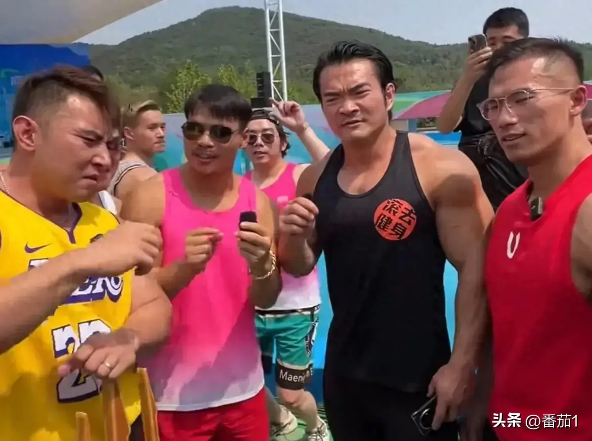 三只羊网红挑战快乐向前冲,小黄穿切尔西落水,李kk暴露真实颜值-三只羊网络是谁的公司