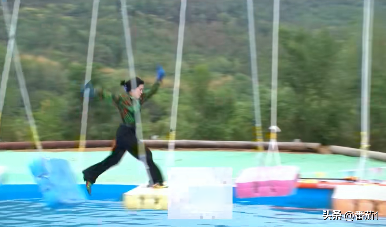 三只羊网红挑战快乐向前冲,小黄穿切尔西落水,李kk暴露真实颜值-三只羊网络是谁的公司