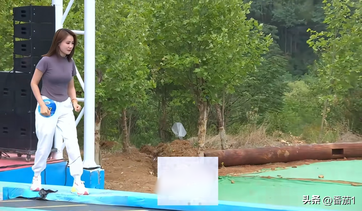 三只羊网红挑战快乐向前冲,小黄穿切尔西落水,李kk暴露真实颜值-三只羊网络是谁的公司