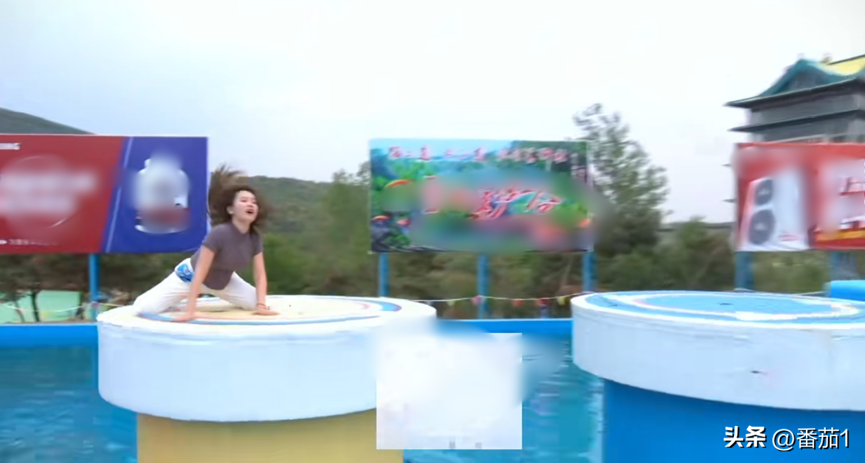 三只羊网红挑战快乐向前冲,小黄穿切尔西落水,李kk暴露真实颜值-三只羊网络是谁的公司