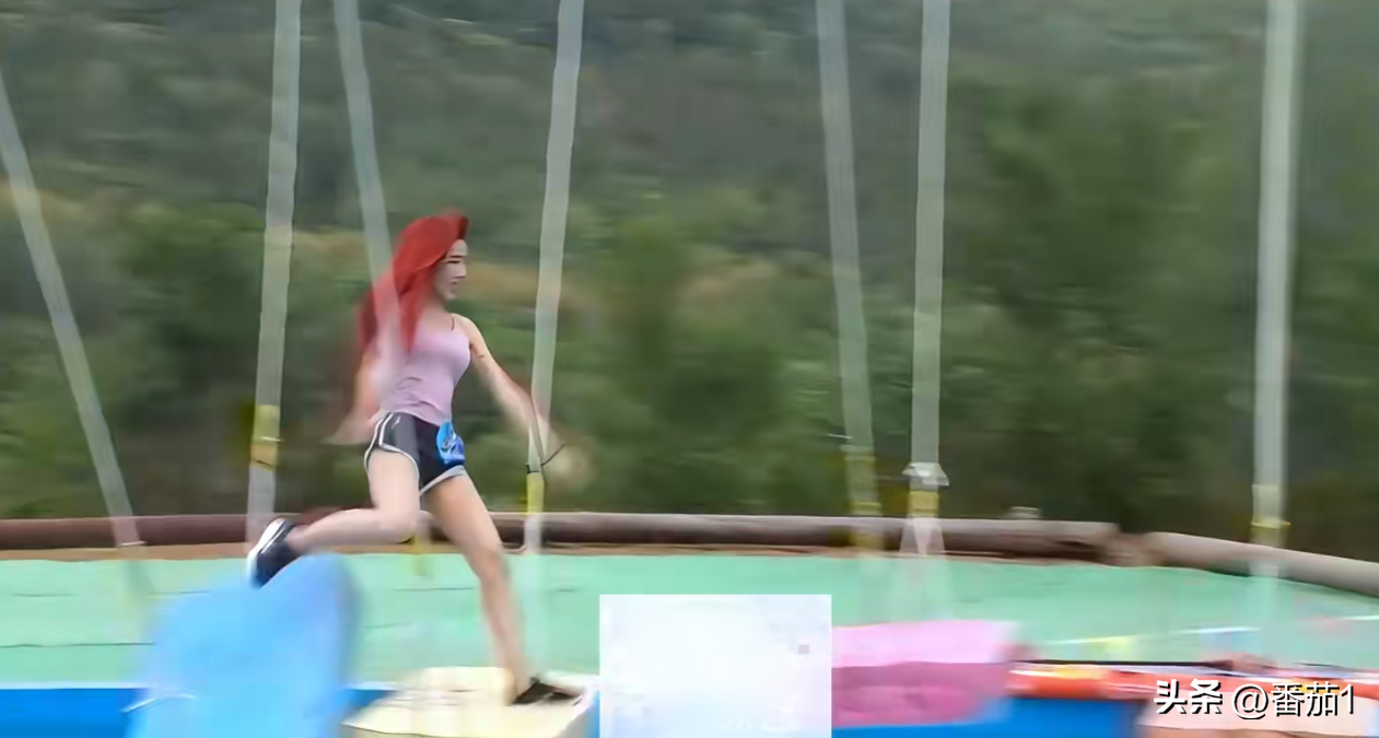 三只羊网红挑战快乐向前冲,小黄穿切尔西落水,李kk暴露真实颜值-三只羊网络是谁的公司