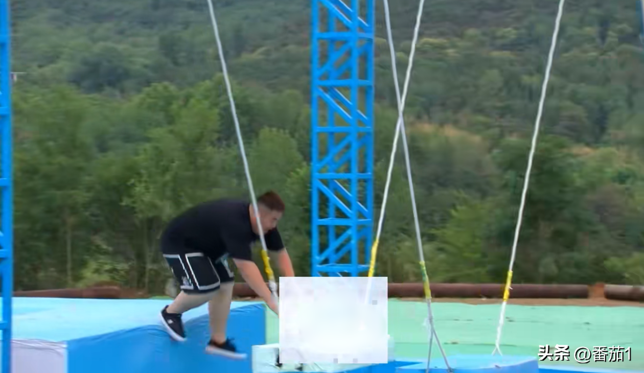 三只羊网红挑战快乐向前冲,小黄穿切尔西落水,李kk暴露真实颜值-三只羊网络是谁的公司