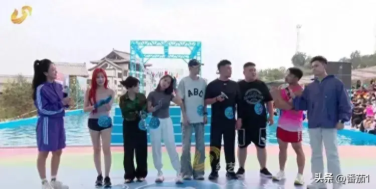 三只羊网红挑战快乐向前冲,小黄穿切尔西落水,李kk暴露真实颜值-三只羊网络是谁的公司