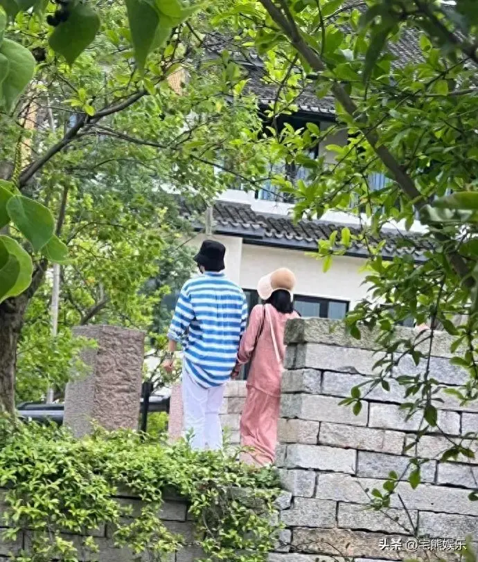 西塘偶遇张杰谢娜一家,永远的手牵手,好甜!-张杰跟谢娜合唱