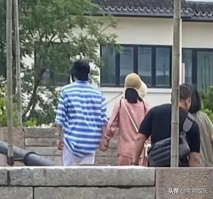 西塘偶遇张杰谢娜一家,永远的手牵手,好甜!-张杰跟谢娜合唱