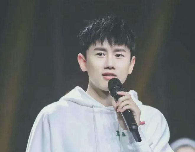 张杰带孩子游玩被偶遇-张杰有儿女吗知乎