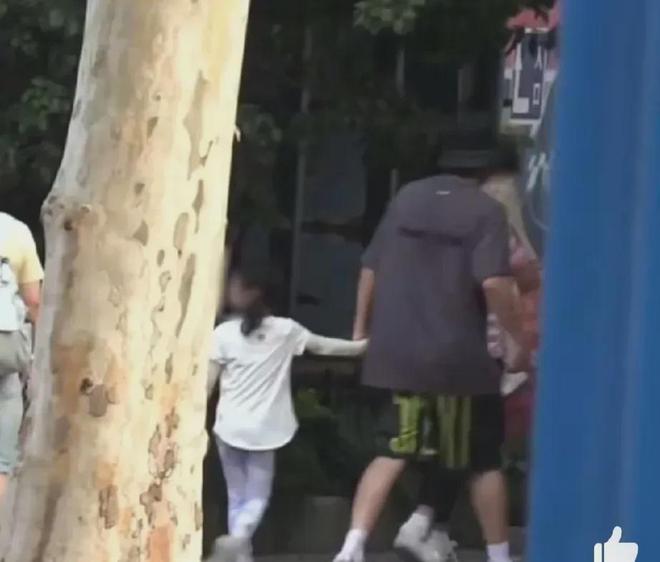 张杰带孩子游玩被偶遇-张杰有儿女吗知乎